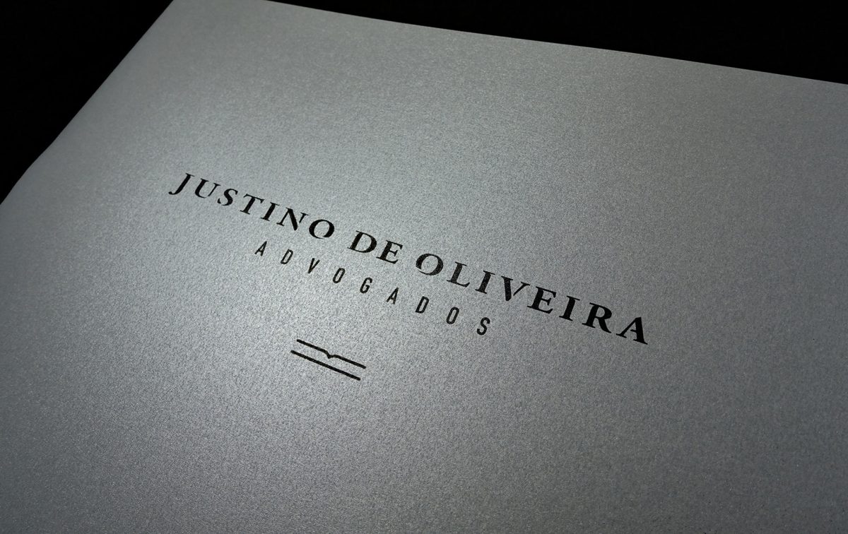 Detalhe de capa de folder Justino de Oliveira Advogados