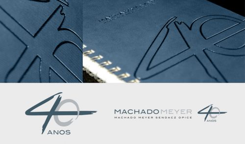 detalhe de caderno e sela 40 anos Machado Meyer Advogados